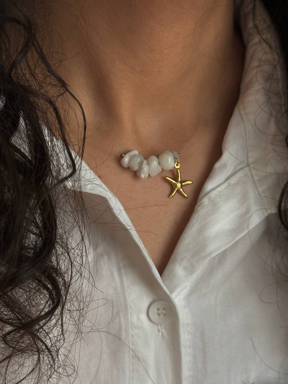 گردنبند زنانه سنگ طبیعی مون استون سفید با پلاک ستاره