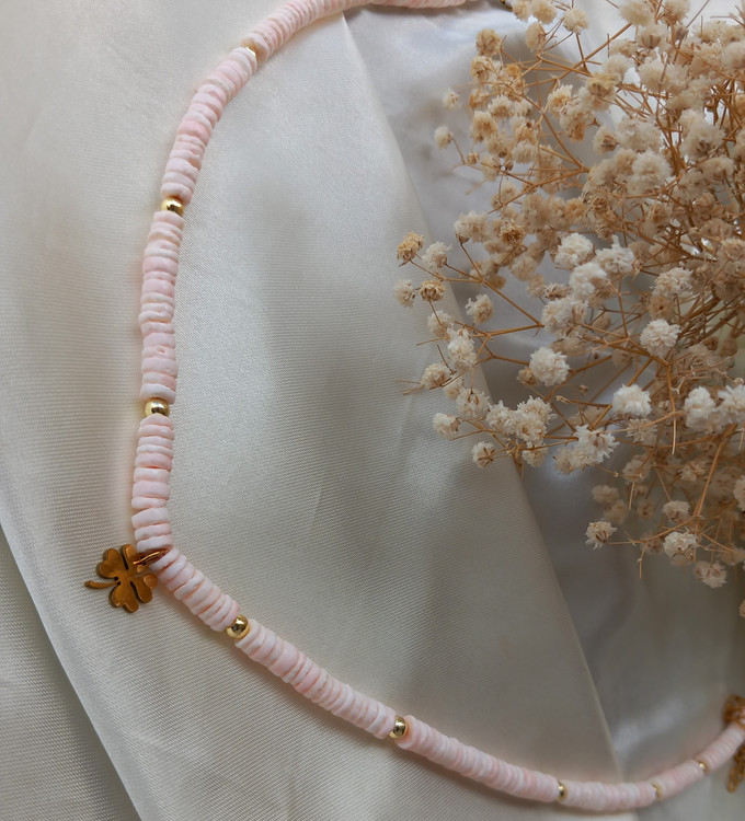 گردنبند زنانه صدف واشری صورتی با پلاک شبدر شانس