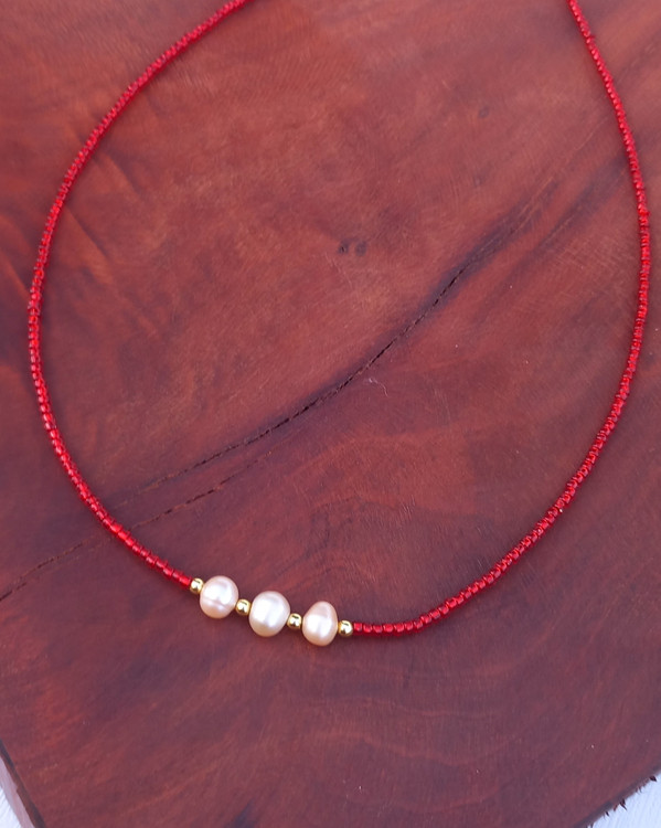 گردنبند زنانه منجوقی قرمز با مرواریدهای پرورشی