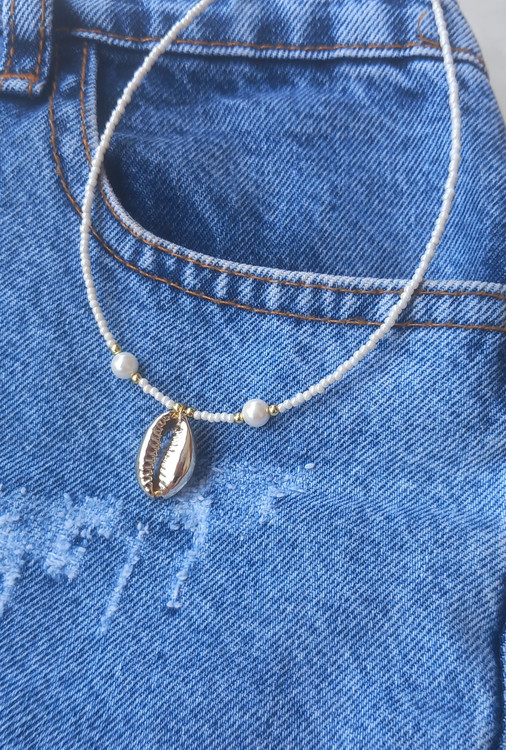 گردنبند زنانه منجوقی سفید با پلاک استیل صدفی و مروارید