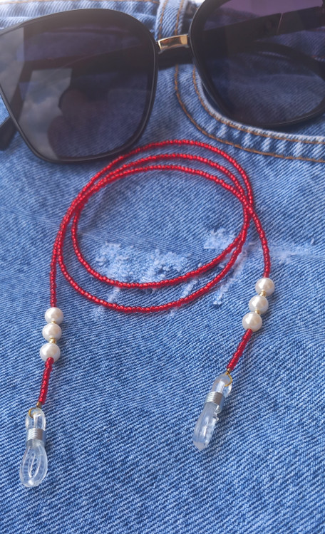 بند عینک زنانه منجوقی قرمز و مرواریدی