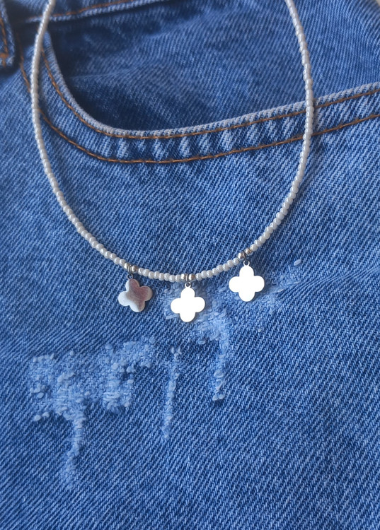 گردنبند زنانه منجوقی سفید با پلاک ونکلیف سیلور