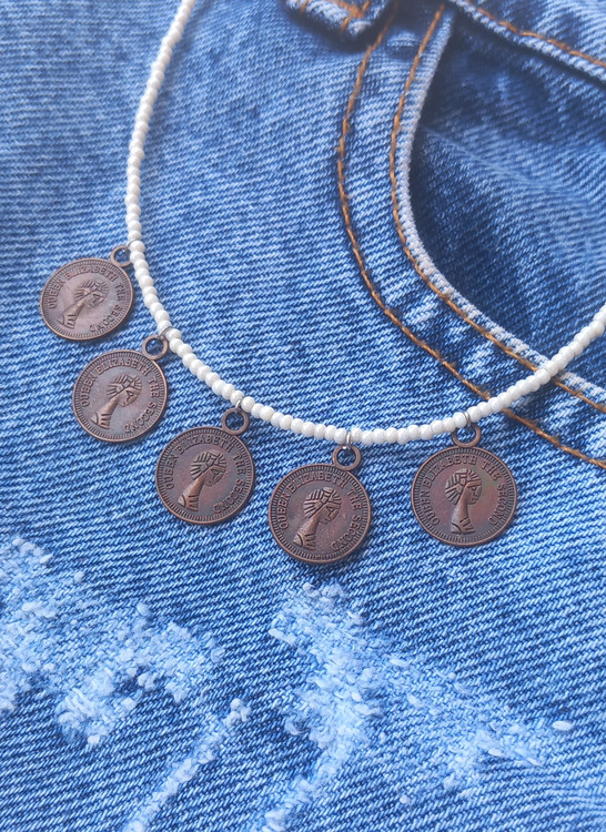 گردنبند زنانه منجوقی سفید با سکه های برنجی