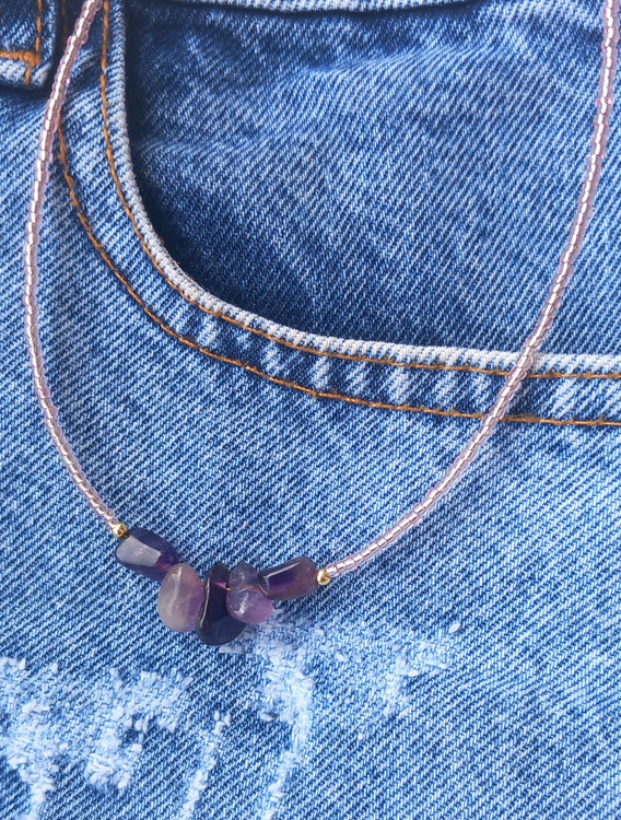 گرنبند زنانه سفید و سنگ آمیتیست