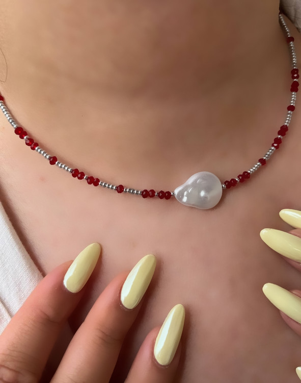 گردنبند زنانه قرمز با مروارید باروک