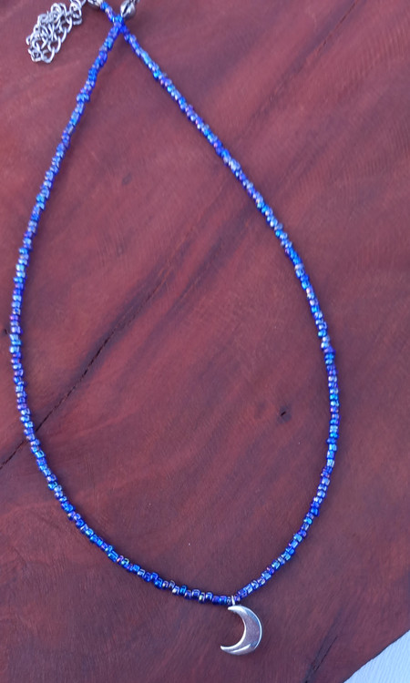 گردنبند زنانه منجوقی آبی با پلاک ماه