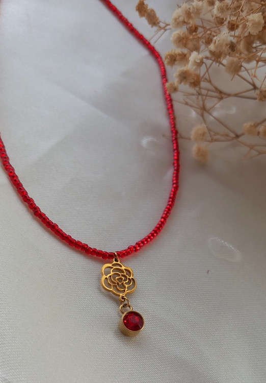 گردنبند زنانه منجوقی قرمز با پلاک استیل گل رز