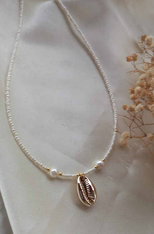 گردنبند زنانه سفید با دیزاین صدف و مروارید