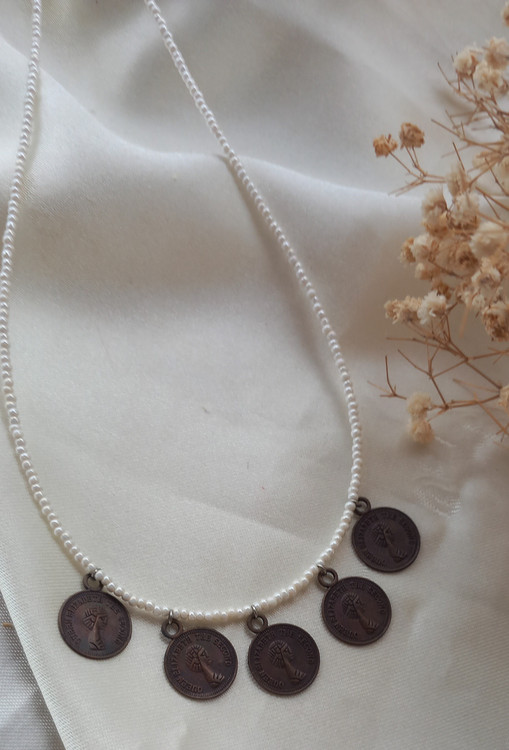 گردنبند زنانه سکه ای برنجی با منجوق سفید