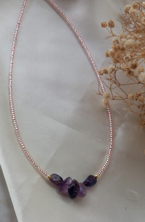 گردنبند زنانه سنگ امیتیست و منجوق سفید