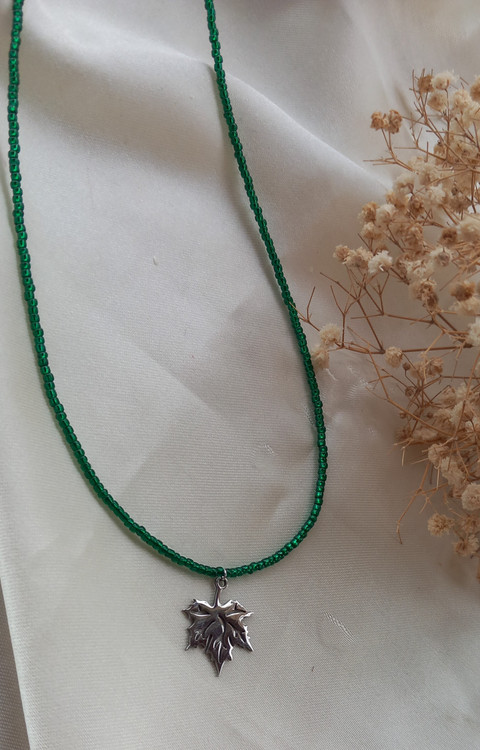 گردنبد زنانه سبز با پلاک برگ نقره ای