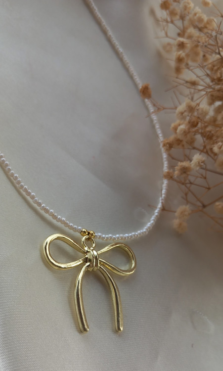 گردنبند زنانه سفید با پلاک استیل پاپیون