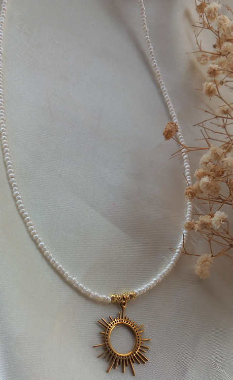گردنبند زنانه خورشید و منجوق سفید