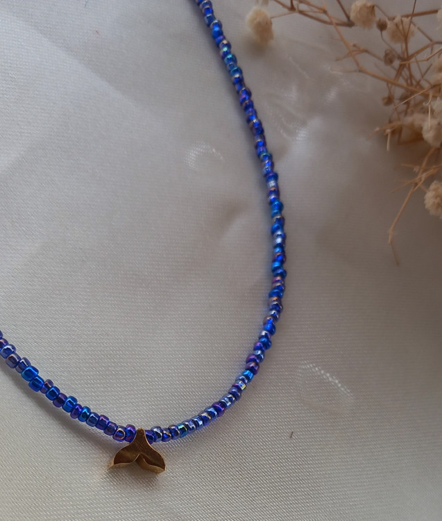 گردنبند زنانه منجوقی آبی با پلاک استیل دم وال