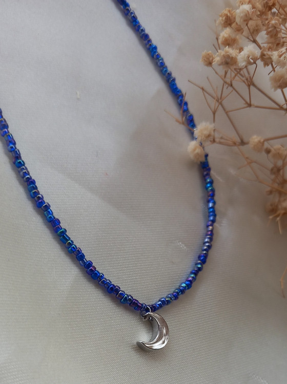گردنبند زنانه منجوقی آبی با پلاک ماه استیل نقره ای