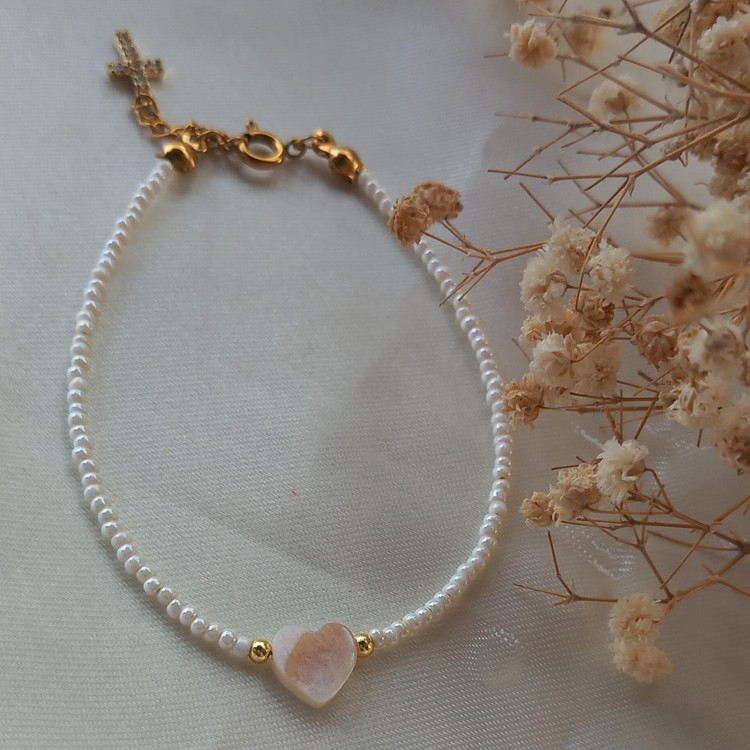 دستبند زنانه منجوقی سفید با صدف قلبی