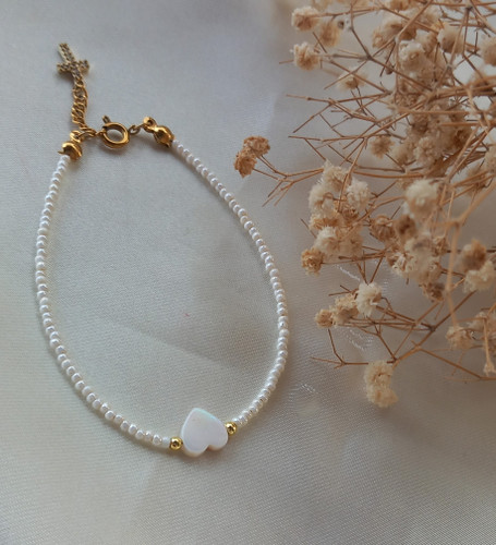 دستبند زنانه سفید با قلب صدفی