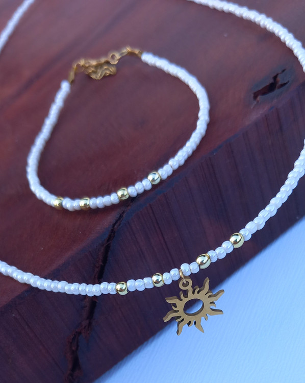 دستبند زنانه منجوقی سفید با پلاک خورشید