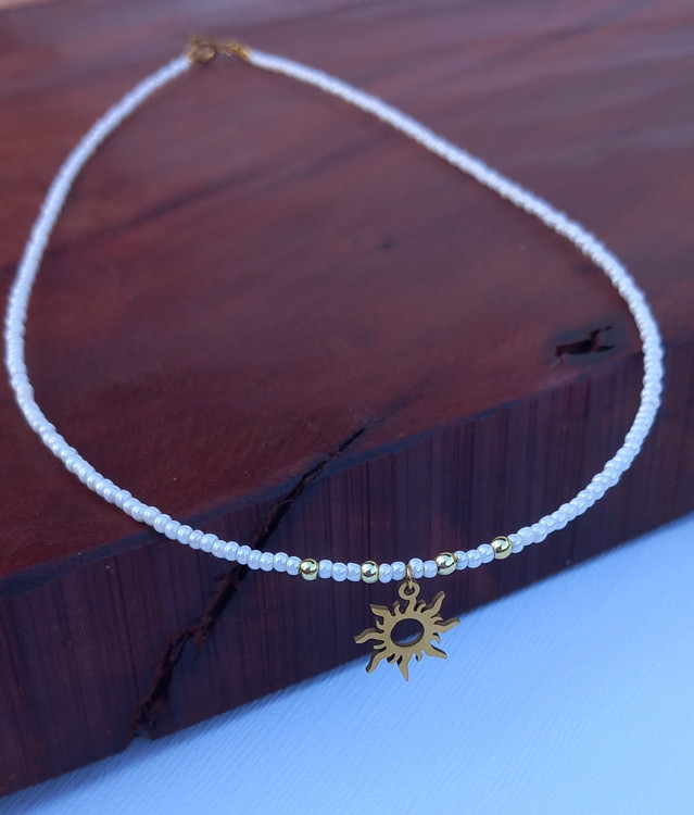 گردنبند زنانه منجوقی سفید با پلاک خورشید