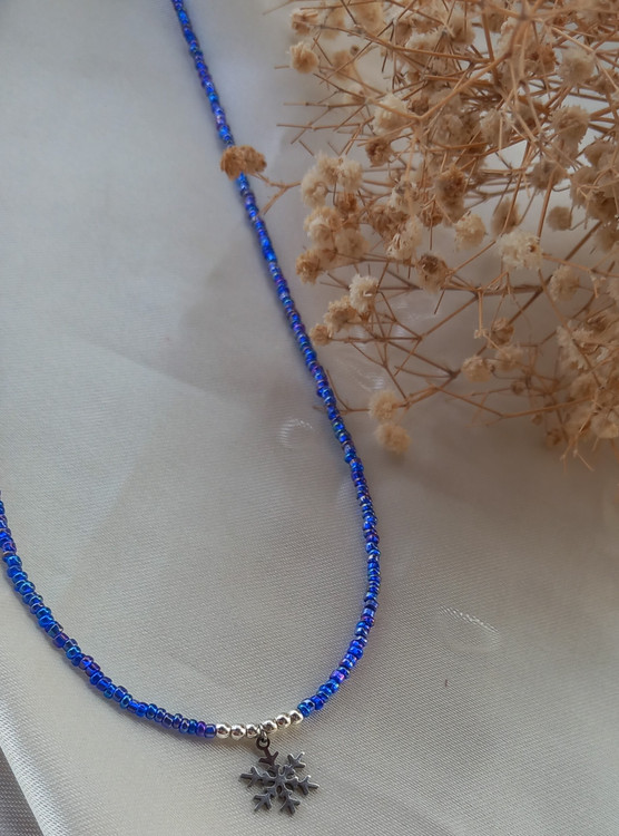گردنبند زنانه با منجوق آبی و پلاک برف استیل