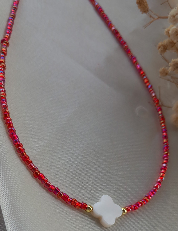 گردنبند منجوقی صورتی با پلاک ونکلیف صدفی