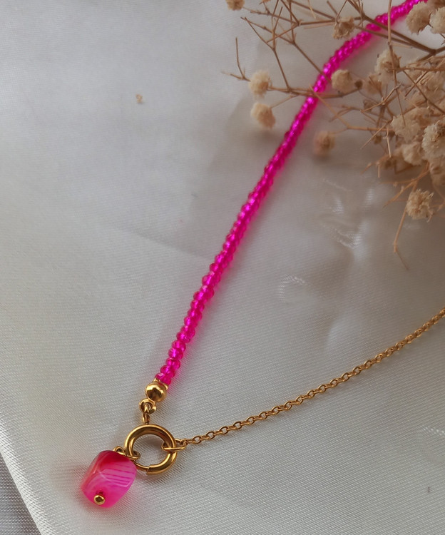 گردنبند کریستالی صورتی و زنجیر طلایی