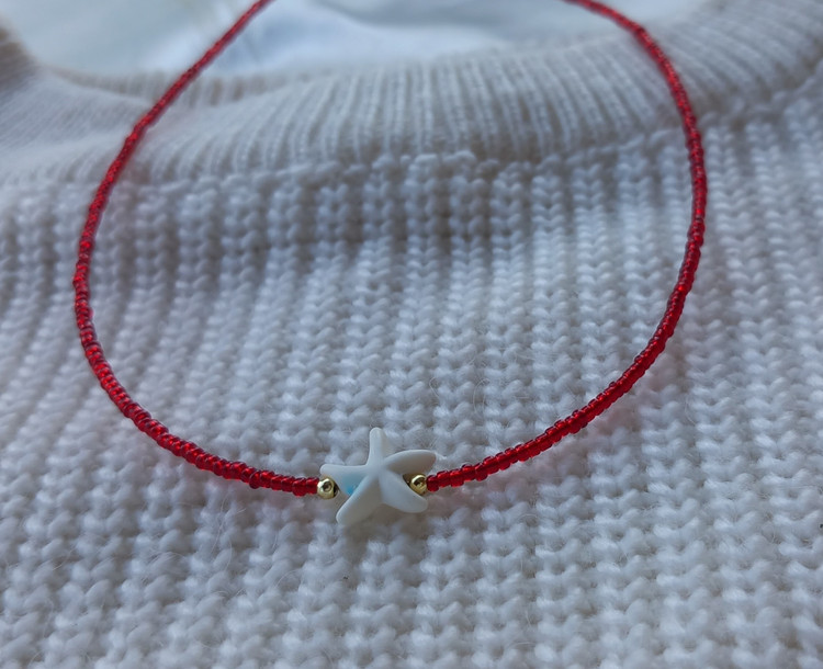 گردنبند زنانه منجوقی قرمز با پلاک ستاره دریایی