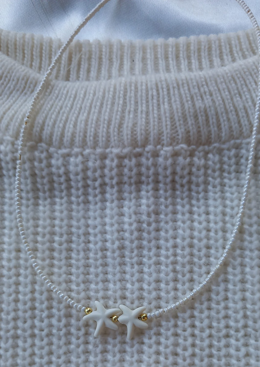 گرنبند زنانه مرواریدی سفید با پلاک ستاره دریایی