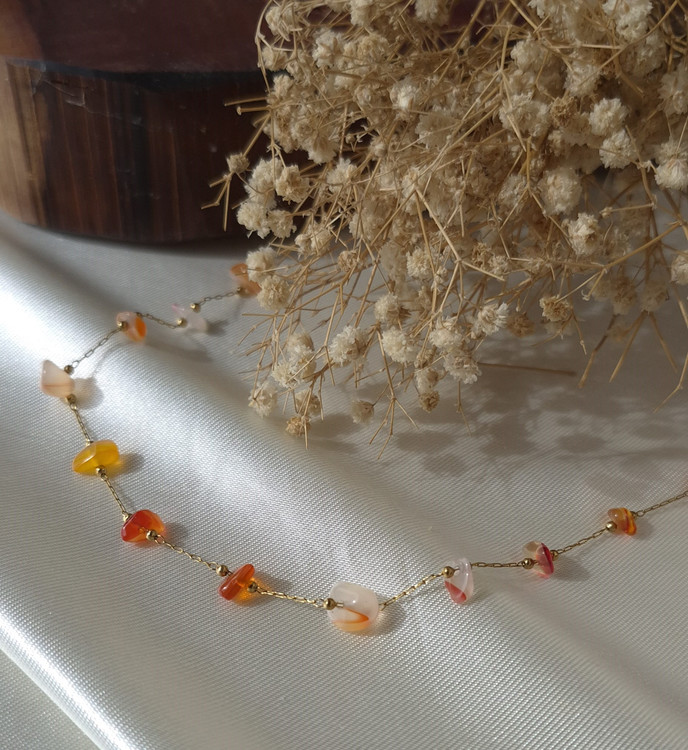 دستبند زنانه استیل طلایی با سنگ طبیعی و دفرمه عقیق