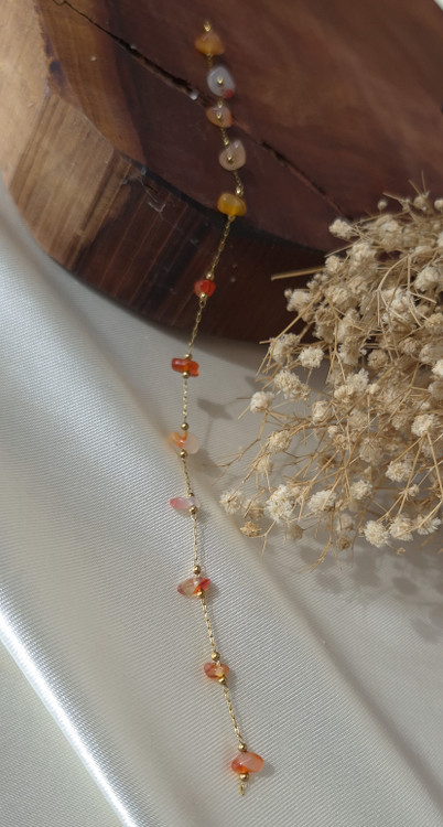 دستبند زنانه استیل طلایی با سنگ های طبیعی عقیق قرمز دفرمه