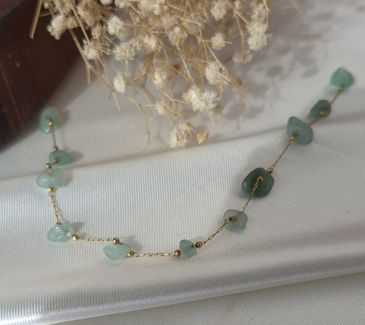 دستبند سنگ طبیعی اونتورین سبز با زنجیر طلایی