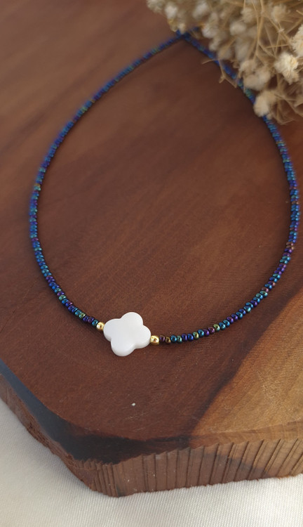 گردنبند زنانه منجوقی آبی با صدف طرح گل