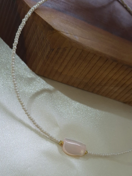 گردنبند زنانه منجوقی سفید با پلاک صدف صورتی