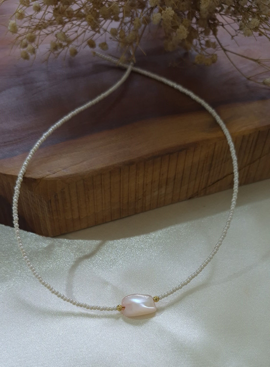 گردنبند زنانه سفید با پلاک صدف صورتی