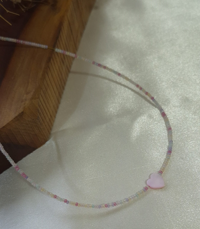 گردنبند زنانه منجوقی پاستیلی با پلاک قلب صدفی