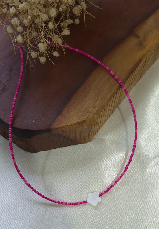 گردنبند زنانه منجوقی با گل صدفی