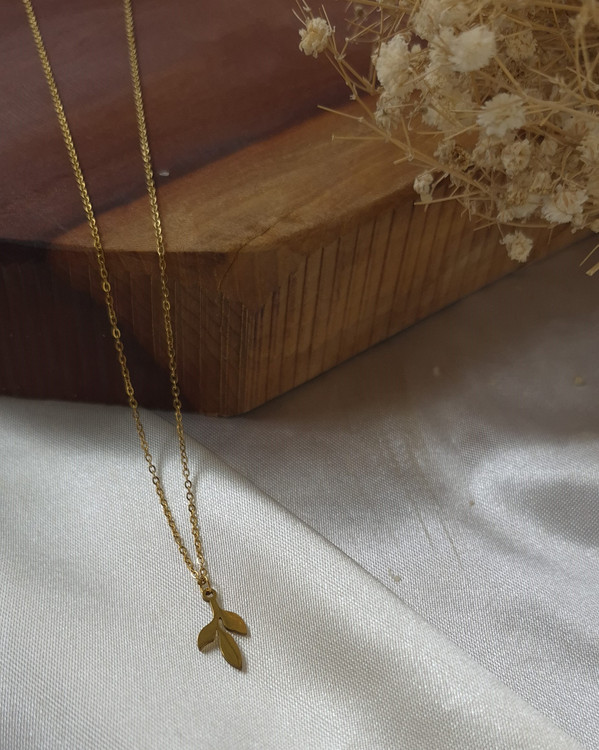 گردنبند استیل زنانه برگ طلایی