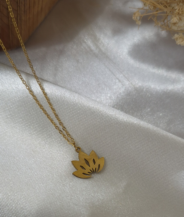 گردنبند زنانه استیل طلایی گل نیلوفر آبی