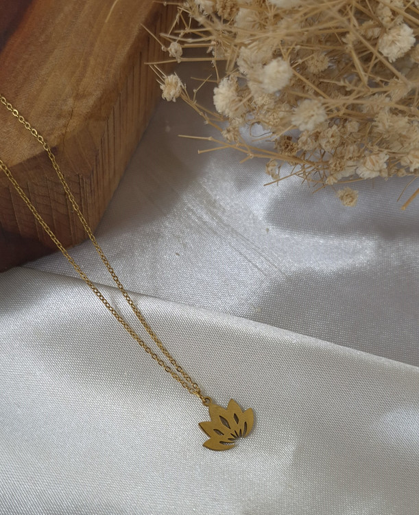 گردنبند زنانه گل نیلوفر آبی